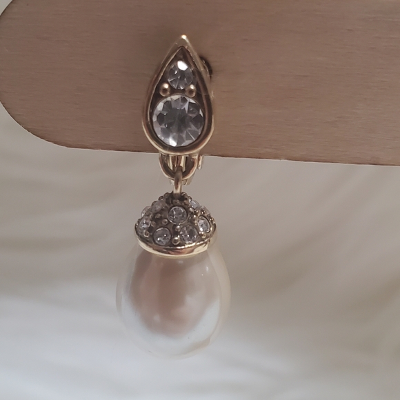 2 pairs of Monet clip on earrings - Picture 3 of 8